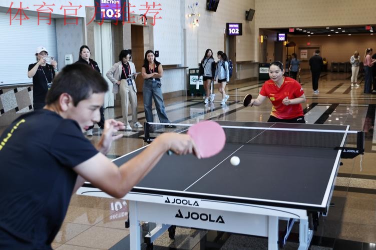 国乒队员与美国当地青少年交流互动 国乒队员与美国当地青少年交流互动